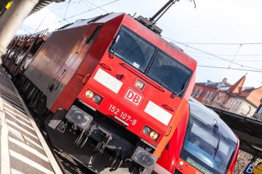 Nurnberg / Almanya - 11 Mart 2018: Deutsche Bahn bölgesel Express tren yeniden geçer tren istasyonu Nurnberg Almanya.