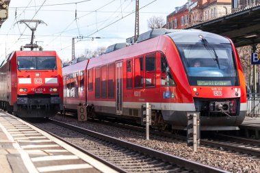 Nurnberg / Almanya - 11 Mart 2018: Deutsche Bahn bölgesel Express tren yeniden geçer tren istasyonu Nurnberg Almanya.
