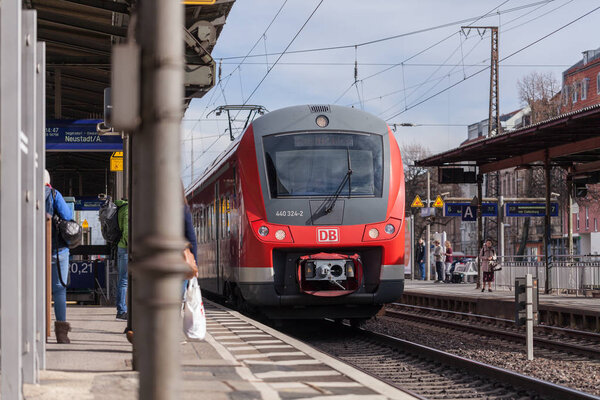 FUERTH / GERMANY - 11 марта 2018 года: RE Региональный экспресс поезд из Deutsche Bahn проходит вокзал fuerth в Германии
.