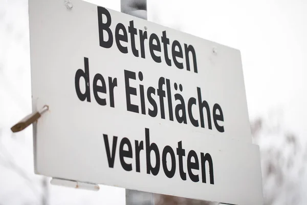 Deutsches Warnschild Einem See Das Heißt Betreten Der Eisfläche Verboten — Stockfoto