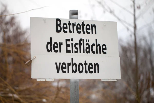 Deutsches Warnschild Einem See Das Heißt Betreten Der Eisfläche Verboten — Stockfoto