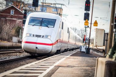 bir tren istasyonunda bir Alman tren geçer