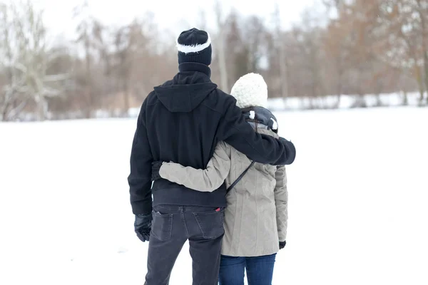 Una Chica Sostiene Una Mano Masculina — Foto de Stock