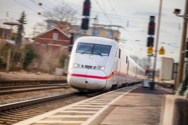 bir tren istasyonunda bir Alman tren geçer