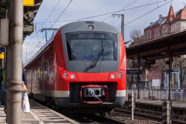 bir tren istasyonunda bir Alman tren geçer