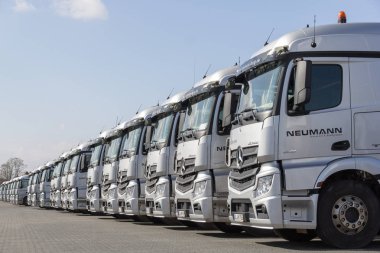 Burg / Almanya - 11 Haziran 2017: Alman Mercedes Benz Actros kamyon nakliye firması Neumann standları üst üste.