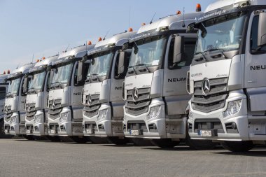 Burg / Almanya - 11 Haziran 2017: Alman Mercedes Benz Actros kamyon nakliye firması Neumann standları üst üste.