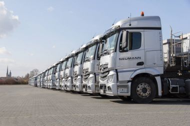 Burg / Almanya - 11 Haziran 2017: Alman Mercedes Benz Actros kamyon nakliye firması Neumann standları üst üste.