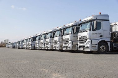 Burg / Almanya - 11 Haziran 2017: Alman Mercedes Benz Actros kamyon nakliye firması Neumann standları üst üste.