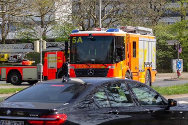 Hannover / Almanya - 18 Nisan 2018: Alman servis araçları profesyonel yangın Bölümü'nden bir dağıtım siteye sürücü.