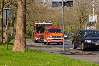 Hannover / Almanya - 18 Nisan 2018: Alman servis araçları profesyonel yangın Bölümü'nden bir dağıtım siteye sürücü.