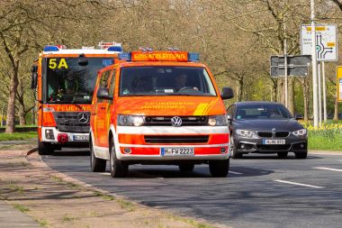 Hannover / Almanya - 18 Nisan 2018: Alman servis araçları profesyonel yangın Bölümü'nden bir dağıtım siteye sürücü.