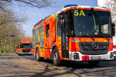 Hannover / Almanya - 18 Nisan 2018: Alman servis araçları profesyonel yangın Bölümü'nden bir dağıtım siteye sürücü.