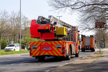 Hannover / Almanya - 18 Nisan 2018: Alman servis araçları profesyonel yangın Bölümü'nden bir dağıtım siteye sürücü.