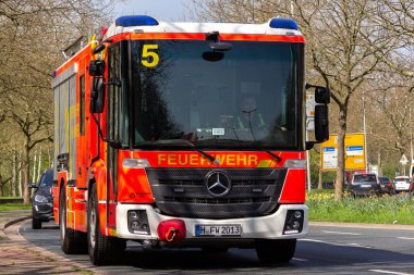 Hannover / Almanya - 18 Nisan 2018: Alman servis araçları profesyonel yangın Bölümü'nden bir dağıtım siteye sürücü.