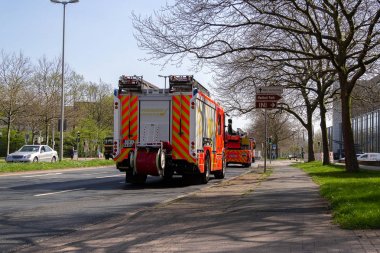 Hannover / Almanya - 18 Nisan 2018: Alman servis araçları profesyonel yangın Bölümü'nden bir dağıtım siteye sürücü.