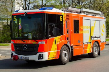 Hannover / Almanya - 18 Nisan 2018: Alman servis araçları profesyonel yangın Bölümü'nden bir dağıtım siteye sürücü.