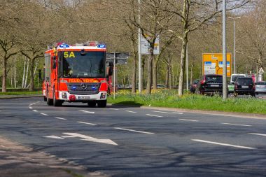 Hannover / Almanya - 18 Nisan 2018: Alman servis araçları profesyonel yangın Bölümü'nden bir dağıtım siteye sürücü.