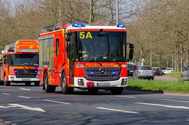 Hannover / Almanya - 18 Nisan 2018: Alman servis araçları profesyonel yangın Bölümü'nden bir dağıtım siteye sürücü.