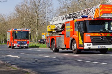Hannover / Almanya - 18 Nisan 2018: Alman servis araçları profesyonel yangın Bölümü'nden bir dağıtım siteye sürücü.