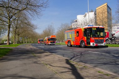 Hannover / Almanya - 18 Nisan 2018: Alman servis araçları profesyonel yangın Bölümü'nden bir dağıtım siteye sürücü.