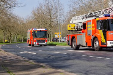 Hannover / Almanya - 18 Nisan 2018: Alman servis araçları profesyonel yangın Bölümü'nden bir dağıtım siteye sürücü.
