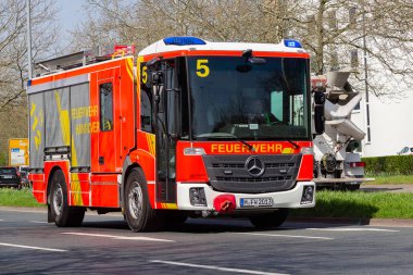 Hannover / Almanya - 18 Nisan 2018: Alman servis araçları profesyonel yangın Bölümü'nden bir dağıtım siteye sürücü.