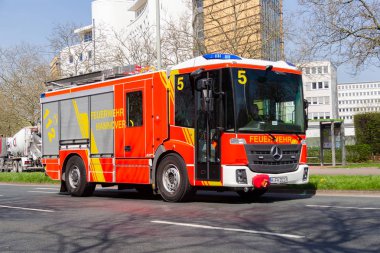 Hannover / Almanya - 18 Nisan 2018: Alman servis araçları profesyonel yangın Bölümü'nden bir dağıtım siteye sürücü.