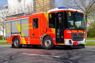 Hannover / Almanya - 18 Nisan 2018: Alman servis araçları profesyonel yangın Bölümü'nden bir dağıtım siteye sürücü.