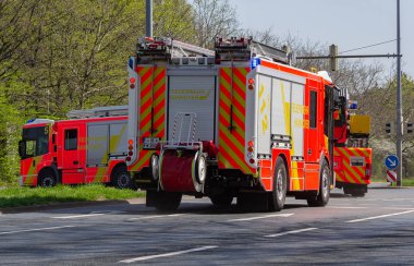 Hannover / Almanya - 18 Nisan 2018: Alman servis araçları profesyonel yangın Bölümü'nden bir dağıtım siteye sürücü.