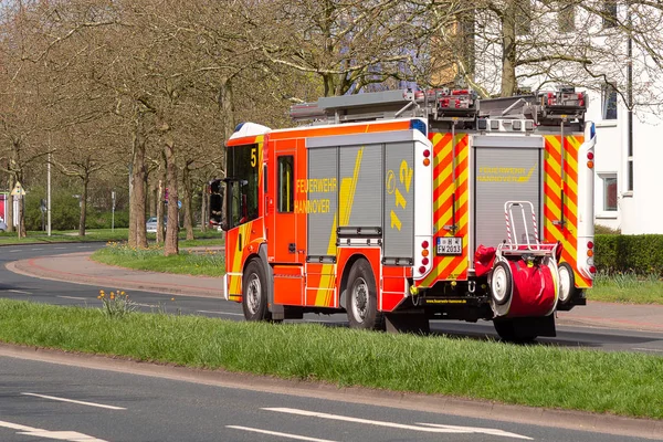 Hannover / Almanya - 18 Nisan 2018: Alman servis araçları profesyonel yangın Bölümü'nden bir dağıtım siteye sürücü.