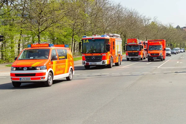ハノーバー ドイツ 2018 配置サイトにプロの消防署からドイツの火サービス車を運転 — ストック写真