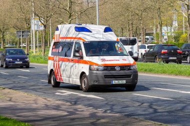 Hannover / Almanya - 18 Nisan 2018: Alman ambulans sürücüleri istihdam bir yere