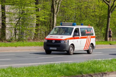 Hannover / Almanya - 18 Nisan 2018: Alman ambulans sürücüleri istihdam bir yere