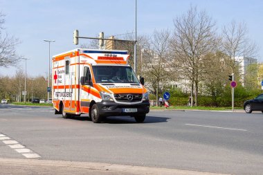 Hannover / Almanya - 18 Nisan 2018: Alman ambulans sürücüleri istihdam bir yere