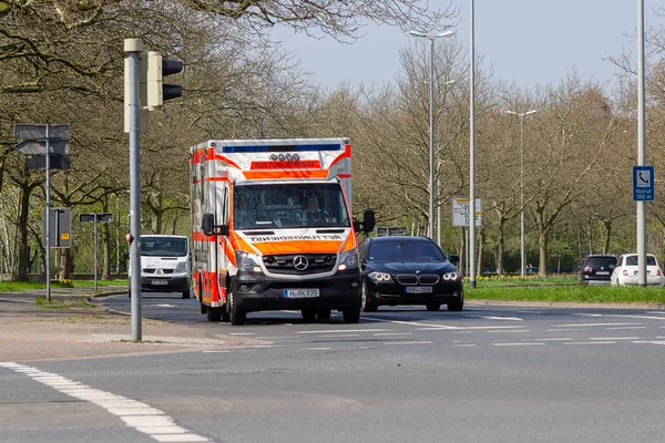 Hannover Alemania Abril 2018 Una Ambulancia Alemana Conduce Lugar Empleo — Foto de Stock