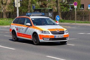 Hannover / Almanya - 18 Nisan 2018: Alman ambulans sürücüleri istihdam bir yere