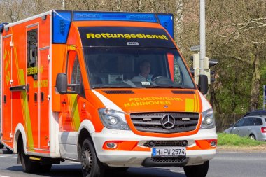 Hannover / Almanya - 18 Nisan 2018: Alman ambulans sürücüleri istihdam bir yere