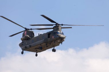 Berlin / Almanya - 28 Nisan 2018: askeri nakliye helikopteri Chinook Boing Rotor Craft sistemlerden airport Berlin adlı uçar / Schoenefeld.