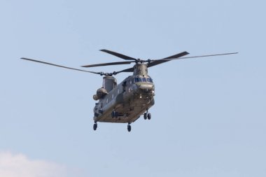 Berlin / Almanya - 28 Nisan 2018: askeri nakliye helikopteri Chinook Boing Rotor Craft sistemlerden airport Berlin adlı uçar / Schoenefeld.