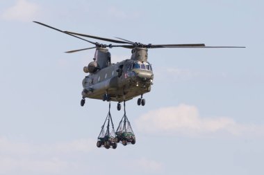 Berlin / Almanya - 28 Nisan 2018: askeri nakliye helikopteri Chinook Boing Rotor Craft sistemlerden airport Berlin adlı uçar / Schoenefeld.