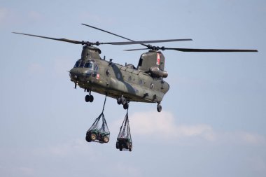 Berlin / Almanya - 28 Nisan 2018: askeri nakliye helikopteri Chinook Boing Rotor Craft sistemlerden airport Berlin adlı uçar / Schoenefeld.