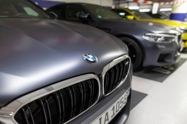 Berlin / Almanya - 29 Nisan 2018: Bmw F90 M5 Alman bir park yerinde duruyor. Bmw 5 Serisi (G30) baz alınarak F90 M5 üzerinde 21 Ağustos 2017 sunuldu.