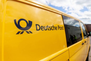 Altentreptow / Almanya 1 Mayıs 2018: taşıma Araç Volkswagen T5 Deutsche Post (Alman posta) bir sokakta duruyor.