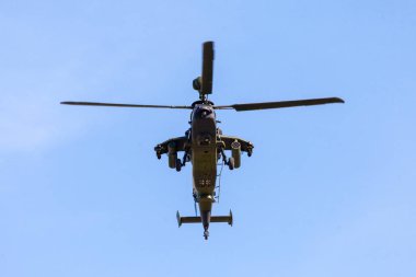 Berlin / Almanya - 28 Nisan 2018: askeri çift motorlu saldırı helikopteri Kaplan, Airbus helikopter üzerinden uçar airport Berlin adlı / Schoenefeld.