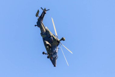 Berlin / Almanya - 28 Nisan 2018: askeri çift motorlu saldırı helikopteri Kaplan, Airbus helikopter üzerinden uçar airport Berlin adlı / Schoenefeld.