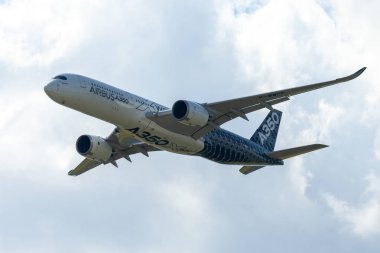 Berlin / Almanya - 28 Nisan 2018: Airbus A350 Xwb uçak uçar airport Berlin adlı / Schoenefeld. Airbus A350 Xwb uzun menzilli, çift motorlu geniş gövdeli jet uçakları bir ailedir.
