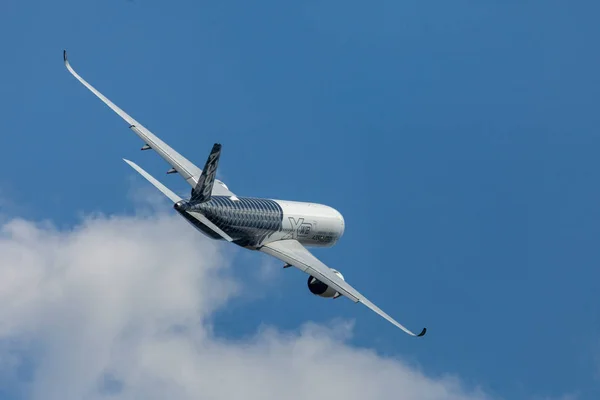 Berlim Alemanha Abril 2018 Avião Airbus A350 Xwb Voa Aeroporto — Fotografia de Stock