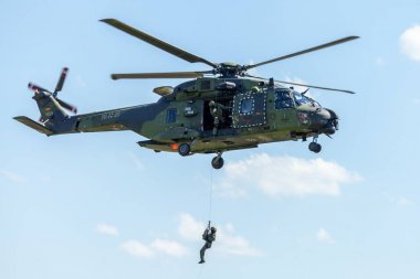 Berlin / Almanya - 28 Haziran 2018: Nh 90 Alman askeri nakliye helikopteri, sinekler üzerinde Havaalanı, Berlin, Almanya.
