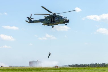 Berlin / Almanya - 28 Haziran 2018: Nh 90 Alman askeri nakliye helikopteri, sinekler üzerinde Havaalanı, Berlin, Almanya.